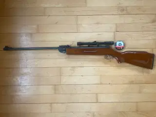 Luftgevær m/kikkertsigte og 4,5 mm hagl