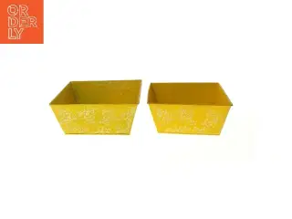 Gule dekorerede metalbakker (str. 2 stk 23x23 & 20x20 cm)