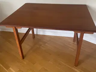 Hans J. Wegner spisebord i teak og eg