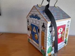 Nøglehus med ringeklokke ved dørene. 