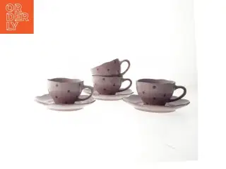 Stel med polkaprikker (str. 4 kopper. ø. 10 cm. længde. 7 cm. 3 tallerkner. ø. 18 cm)
