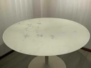 Rundt spisebord med marmorlook glasplade