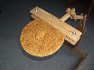 BRODERI STATIV i egetræ.