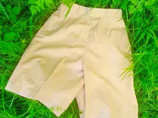 Shorts med 'guld'knapper 