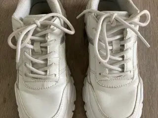 Hvide sneakers med sølvstriber str. 35