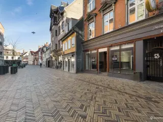 Rummeligt butikslokale på Nørregade - perfekt til din næste forretning.