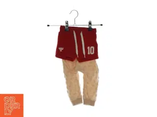 Et par shorts og et par bukser fra Hummel og Name It (str. 56 og 68)