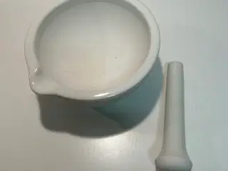 Morter i hvid porcelæn med støder