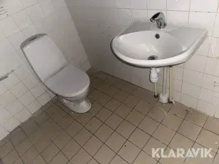 Lot med håndvaske og toiletter