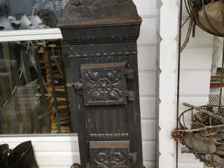 Antik kakkelovn