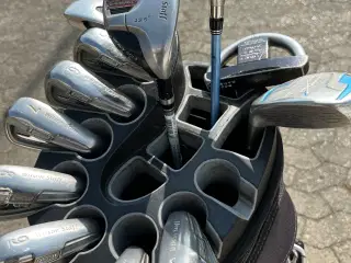 Golf sæt .  Wilson Staff og golfbags .