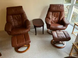 To lænestole m/ skammel i cognac læder.