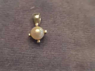 Lille vedhæng i sterlingsølv og perle. Til halskæd