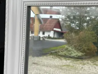 Nyt flot Maribo figurspejl i hvid højglans.