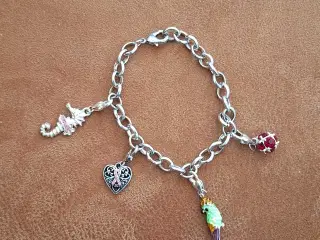 Armbånd med charms 