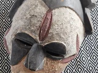 Håndskåret afrikansk åndemaske