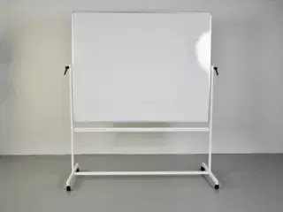 Dobbeltsidet whiteboard svingtavle på hjul