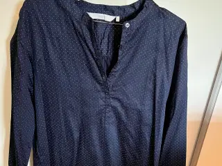 Fin skjorte fra Nümph i blå med hvide prikker