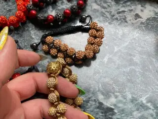 Nye knyttede armbånd