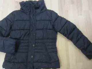 Str. M, mørkeblå varm jakke fra MANGO