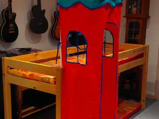 Barneseng med tårn