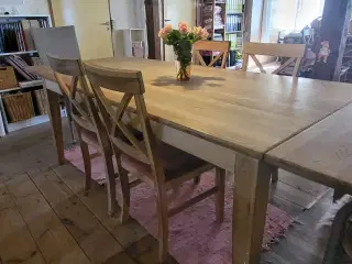 Spisebord med 7 matchende stole