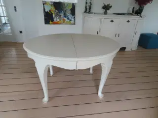 Spisestue i hvidmalet egetræ