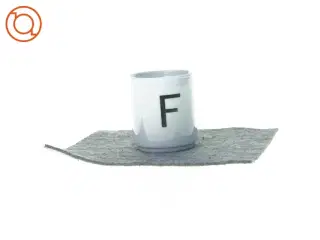 ny Kop / krus med F bogstav (str. 9 cm)