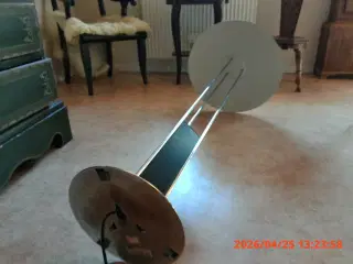 Gino gulvlampe, model 4402, der kører på 230V.