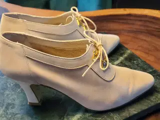 Elegante Donna Karen sko str 38 i råhvid ruskind