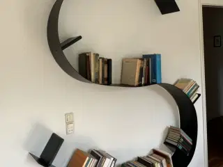Bookworm er en meget fleksibel bogreol designet i 
