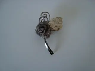 Broche med rose