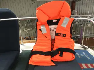 5 stk redningsveste + 2 oppustelige veste