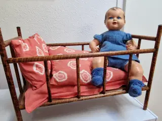  Porcelænsdukke med krop i stof samt bambus seng 