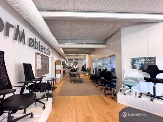 Flot velholdt kontor/lagerlejemål med høj reklameværdi