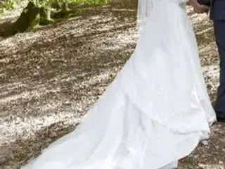 Smuk brudekjole med slæb