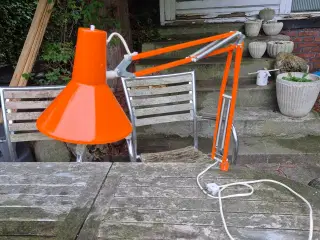Virkelig velholdt orange arkitektlampe 