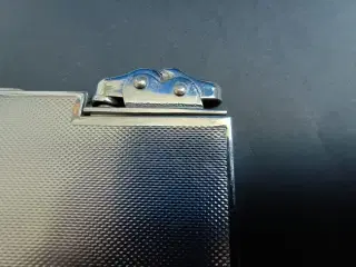 Gammel cigaret dåse med benzinlighter 