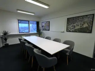 Bynært kontor med parkeringsplads og alt inklusiv!