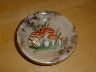 lille platte med svampe