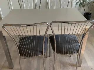 Spisebord med 4 stole