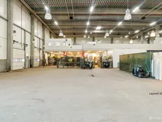 Logistiklejemål med porte og ramper og en loftshøjde op til 10 meter