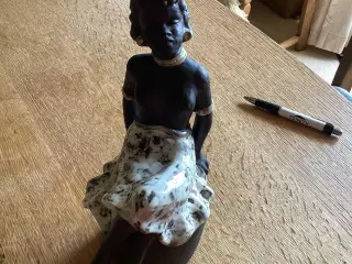 Afrikansk ung Kvinde Søholm nr 832 