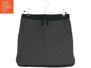 Grå nederdel med sidelommer fra Maybee (str. 164)