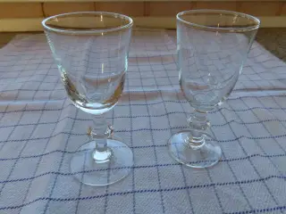 Gamle glas sælges samlet