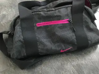 Velholdt / som ny - Nike taske 