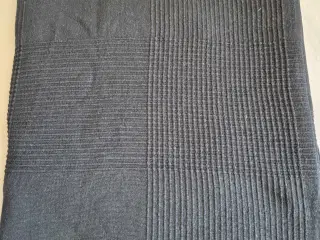 Sort sengetæppe i bomuld