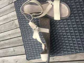 Elegant sandal fra TEVA i skind.