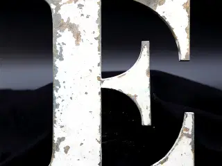 Messing facadebogstav “E” – rå patina