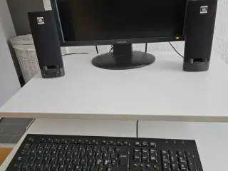 Computerskærm, tastatur og højtalere